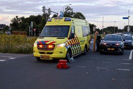 Automobilist rijdt bezorger op fiets aan in Muiden