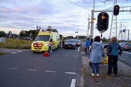 Automobilist rijdt bezorger op fiets aan in Muiden