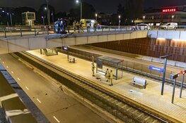 Auto schiet bijna viaduct af op Sportlaan in Amstelveen