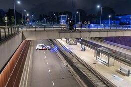 Auto schiet bijna viaduct af op Sportlaan in Amstelveen