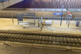 Auto schiet bijna viaduct af op Sportlaan in Amstelveen