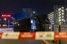 Auto schiet bijna viaduct af op Sportlaan in Amstelveen