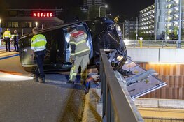Auto schiet bijna viaduct af op Sportlaan in Amstelveen