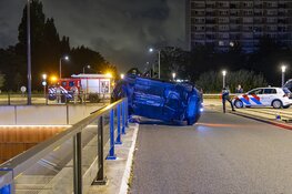 Auto schiet bijna viaduct af op Sportlaan in Amstelveen