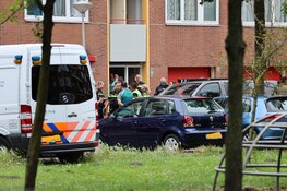 Vrouw doodgestoken in trappenhuis Buikslotermeer, man (22) aangehouden