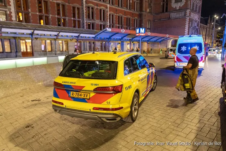 Persoon zwaargewond na val voor metro