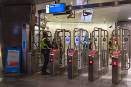Persoon zwaargewond na val voor metro