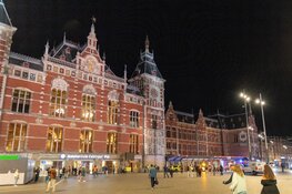 Persoon zwaargewond na val voor metro