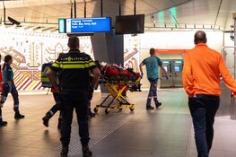 Persoon zwaargewond na val voor metro