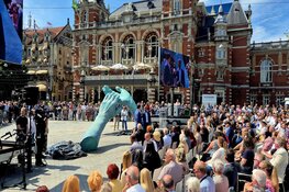 Monument Peter R. de Vries onthuld op Leidseplein