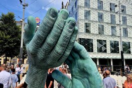 Monument Peter R. de Vries onthuld op Leidseplein