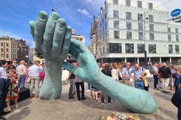Monument Peter R. de Vries onthuld op Leidseplein