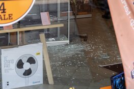 Overval Used Products Tussen Meer Amsterdam, vitrine kapotgeslagen