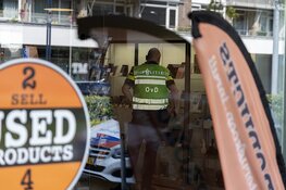 Overval Used Products Tussen Meer Amsterdam, vitrine kapotgeslagen