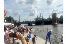 Recordaantal deelnemers duiken Amstel in tijdens 8e LoveSwim