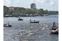 Recordaantal deelnemers duiken Amstel in tijdens 8e LoveSwim