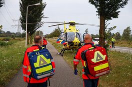 Auto tegen boom gereden in Muiden
