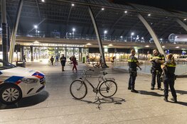 Man in been gestoken achter Centraal Station, verdachte aangehouden
