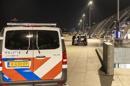 Man in been gestoken achter Centraal Station, verdachte aangehouden