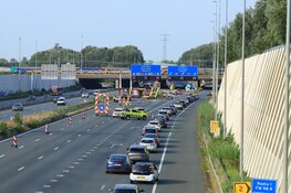 Taxi ramt pijlwagen op A10, traumahelikopter landt op weg