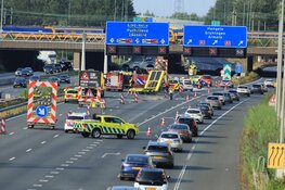 Taxi ramt pijlwagen op A10, traumahelikopter landt op weg