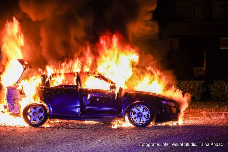 Auto verwoest na brand in Amsterdam Nieuw-West