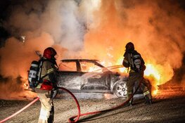 Auto verwoest na brand in Amsterdam Nieuw-West