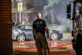 Auto verwoest na brand in Amsterdam Nieuw-West