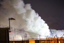 Brand bij afvalbedrijf aan Vlothavenweg