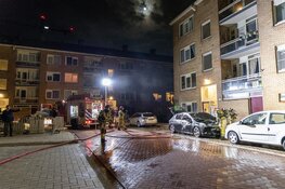 Auto gaat in vlammen op in Amsterdam-Noord