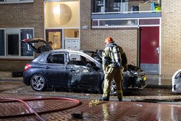 Auto gaat in vlammen op in Amsterdam-Noord