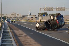 Auto op de kop vlak na Coentunnel