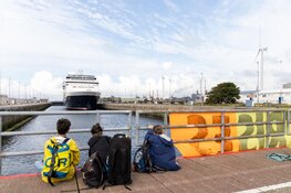 Sluizen IJmuiden weer geblokkeerd: Cruiseschepen richting Amsterdam staan vast