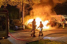 Twee auto’s gaan in vlammen op door brandstichting in Amsterdam-Noord