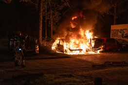 Twee auto’s gaan in vlammen op door brandstichting in Amsterdam-Noord