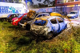 Twee auto’s gaan in vlammen op door brandstichting in Amsterdam-Noord