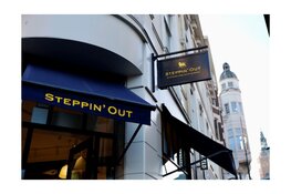 Suitable neemt Steppin’ Out over