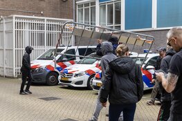 ME ingezet tegen Ajax-fans bij hoofdbureau politie in Amsterdam