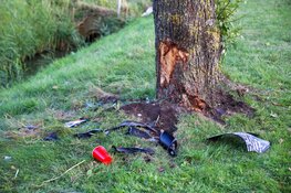 Motorrijder rijdt tijdens straatrace tegen boom