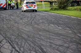 Motorrijder rijdt tijdens straatrace tegen boom
