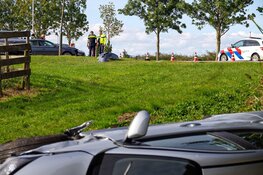 Automobiliste rijdt sloot in na botsing in Muiderberg