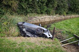 Automobiliste rijdt sloot in na botsing in Muiderberg