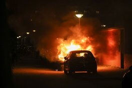 Metershoge vlammen na autobrand in Amsterdam