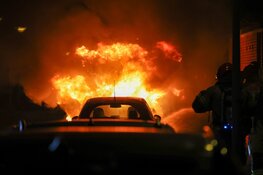 Metershoge vlammen na autobrand in Amsterdam