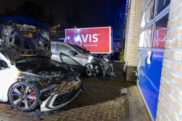 Twee auto's door brand beschadigd