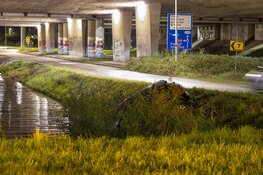 Auto doorgeschoten in sloot Anderlechtlaan