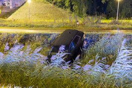 Auto doorgeschoten in sloot Anderlechtlaan