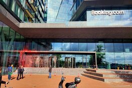 Hoofdingang van Booking-kantoor beklad met rode verf