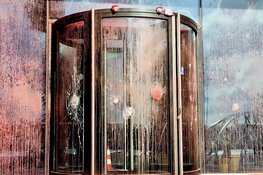 Hoofdingang van Booking-kantoor beklad met rode verf