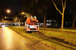 Ladderwagen van brandweer vast op tramrails onderweg naar spoedrit in Osdorp